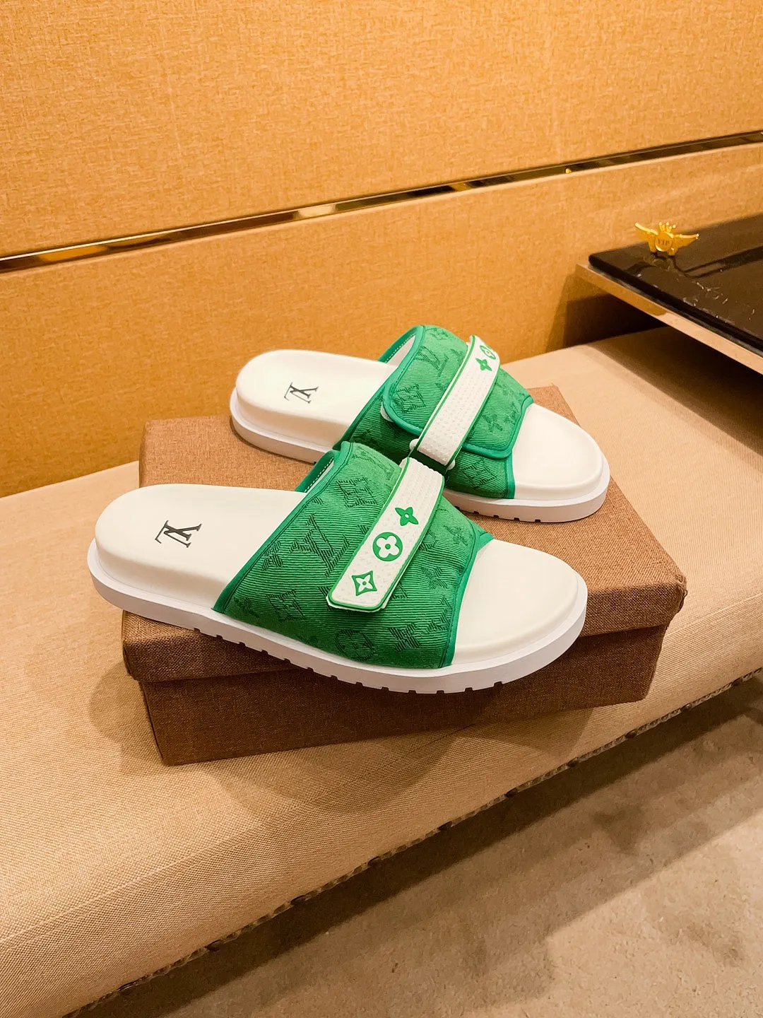 Men's men's shoes 💰 320💰 New model on the market 🔥[LV🔥 Louis Vuitton slippers] High-end 1:1 mold customization, original upgraded version of the outsole, lighter and non-slip. The top quality in the market, fashion focuses on trends, versatile and popular, simple yet tasteful, a must-have for fashionistas, exuding a fashionable and casual atmosphere, fashion is at your feet, full of confidence, the same style at the counter👍The season of spring and summer slippers is here, they are super beautiful to wear, 38-44 3⃣️colors available🔥